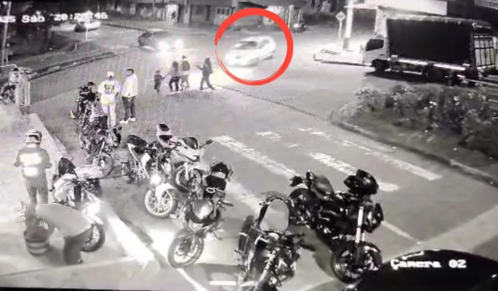 San Cristóbal: detalles del trágico accidente causado por taxista que arrolló a 11 personas Una tragedia sacudió al barrio Santa Rita, en San Cristóbal, luego de que un taxista en aparente estado de embriaguez perdiera el control del vehículo y atropellara a 11 personas, entre ellas cuatro menores de edad de una misma familia. Dos de los niños permanecen en estado crítico.