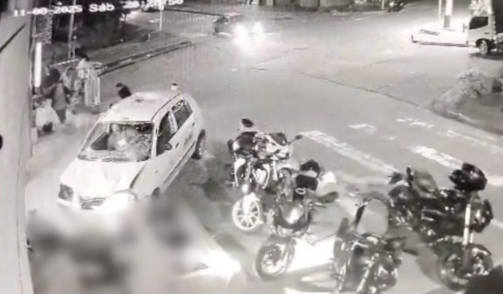 San Cristóbal: detalles del trágico accidente causado por taxista que arrolló a 11 personas Una tragedia sacudió al barrio Santa Rita, en San Cristóbal, luego de que un taxista en aparente estado de embriaguez perdiera el control del vehículo y atropellara a 11 personas, entre ellas cuatro menores de edad de una misma familia. Dos de los niños permanecen en estado crítico.