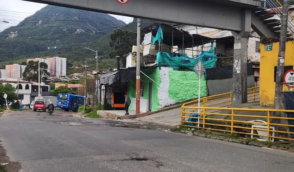 San Cristóbal: homicidio de conductor en Los Libertadores 1 San Cristóbal: homicidio de conductor en Los Libertadores Un conductor de transporte informal fue asesinado en la noche de este miércoles en el barrio Los Libertadores, en la localidad de San Cristóbal. La víctima fue identificada como Giovanny Gómez, de 39 años, quien, según pudo conocerse, estaba frente a su vehículo acompañado de dos personas cuando fue atacado a tiros por sicarios que llegaron en moto.