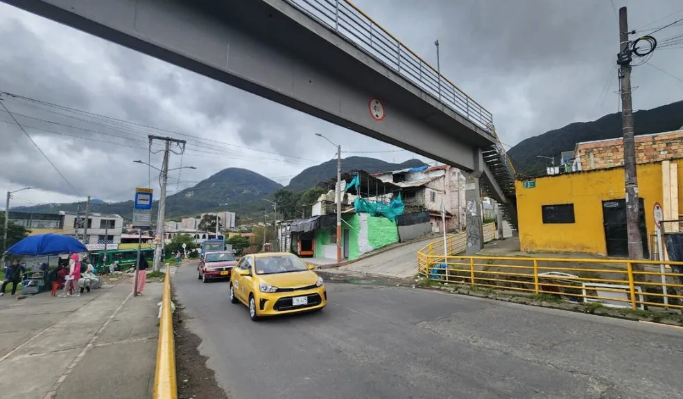 San Cristóbal: homicidio de conductor en Los Libertadores 2 San Cristóbal: homicidio de conductor en Los Libertadores Un conductor de transporte informal fue asesinado en la noche de este miércoles en el barrio Los Libertadores, en la localidad de San Cristóbal. La víctima fue identificada como Giovanny Gómez, de 39 años, quien, según pudo conocerse, estaba frente a su vehículo acompañado de dos personas cuando fue atacado a tiros por sicarios que llegaron en moto.