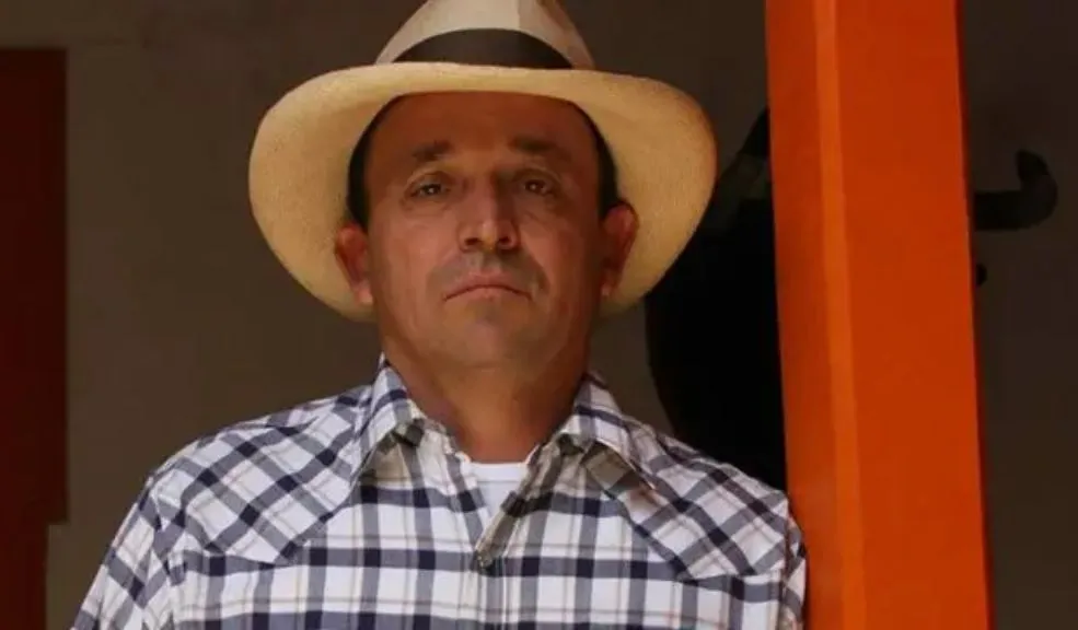 Santiago Uribe, hermano de Álvaro Uribe, es condenado a 28 años de prisión El Tribunal Superior de Antioquia condenó a Santiago Uribe Vélez, hermano del expresidente Álvaro Uribe, a 28 años y cuatro meses de prisión al hallarlo culpable de los delitos de homicidio agravado, concierto para delinquir y concurso de delitos de lesa humanidad.