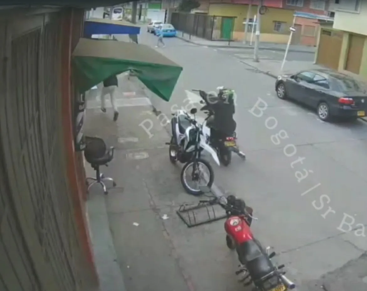 Sicariato en Suba: joven fue atacado a tiros frente a una barbería 4 Sicariato en Suba: joven fue atacado a tiros frente a una barbería Un joven de aproximadamente 23 años fue asesinado a disparos a plena luz del día en un ataque sicarial registrado en el barrio Prado Pinzón, localidad de Suba.