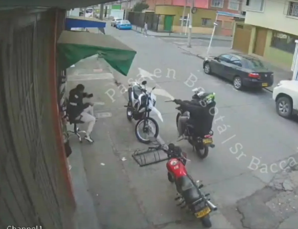 Sicariato en Suba: joven fue atacado a tiros frente a una barbería 3 Sicariato en Suba: joven fue atacado a tiros frente a una barbería Un joven de aproximadamente 23 años fue asesinado a disparos a plena luz del día en un ataque sicarial registrado en el barrio Prado Pinzón, localidad de Suba.