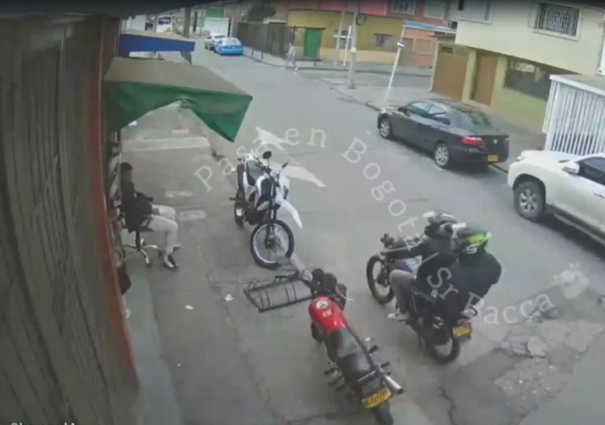 Sicariato en Suba: joven fue atacado a tiros frente a una barbería 2 Sicariato en Suba: joven fue atacado a tiros frente a una barbería Un joven de aproximadamente 23 años fue asesinado a disparos a plena luz del día en un ataque sicarial registrado en el barrio Prado Pinzón, localidad de Suba.