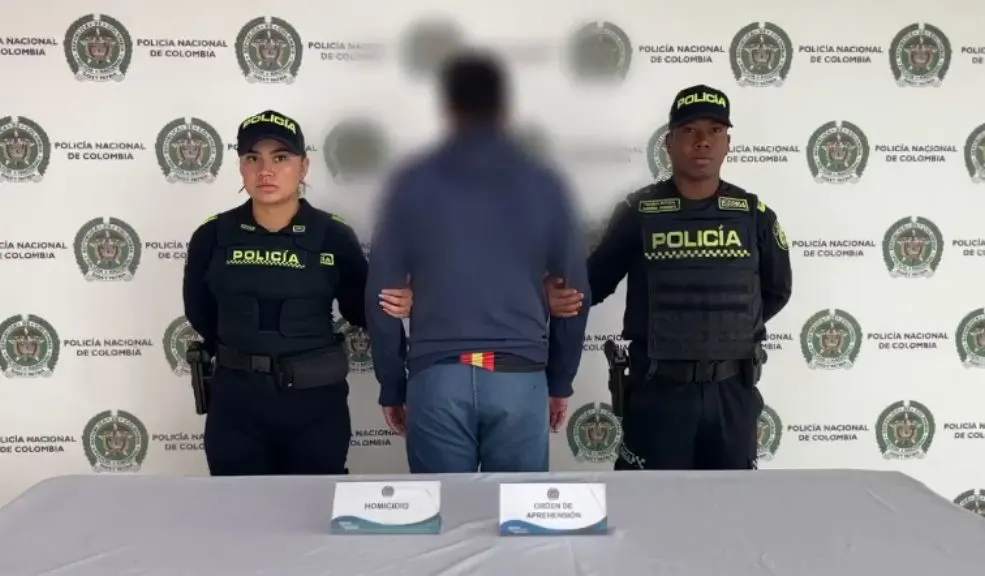Soacha: aprehendido por homicidio de joven en el parque de la comuna 2 Un adolescente fue aprehendido en Soacha por el homicidio con arma blanca de un joven en hechos de intolerancia. Es señalado por los delitos de homicidio agravado y fue enviado a un centro especializado.