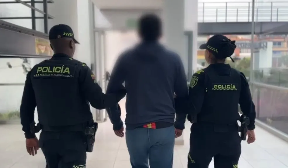 Soacha: aprehendido por homicidio de joven en el parque de la comuna 2 Un adolescente fue aprehendido en Soacha por el homicidio con arma blanca de un joven en hechos de intolerancia. Es señalado por los delitos de homicidio agravado y fue enviado a un centro especializado.