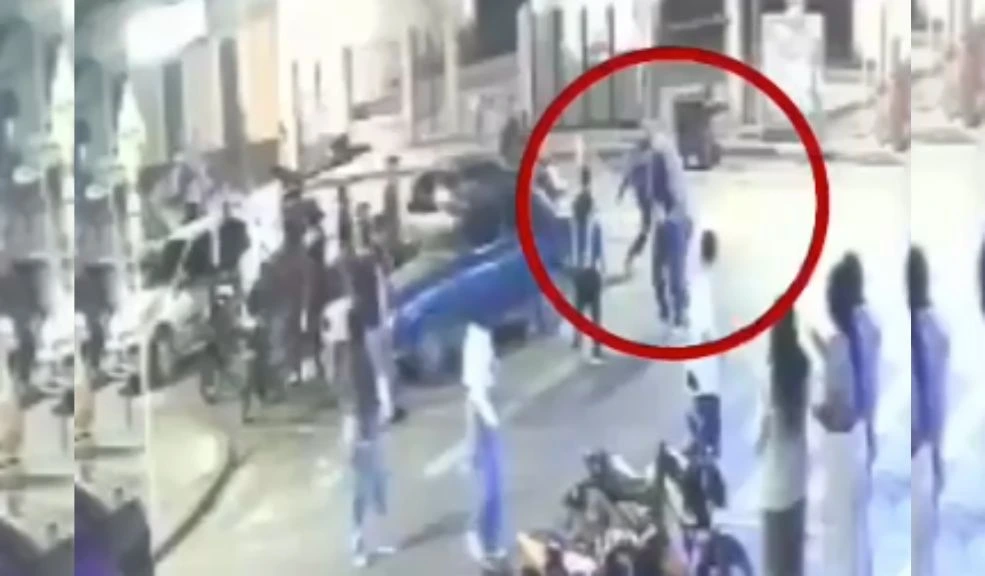 Soacha: aprehendido por homicidio de joven en el parque de la comuna 2 Un adolescente fue aprehendido en Soacha por el homicidio con arma blanca de un joven en hechos de intolerancia. Es señalado por los delitos de homicidio agravado y fue enviado a un centro especializado.