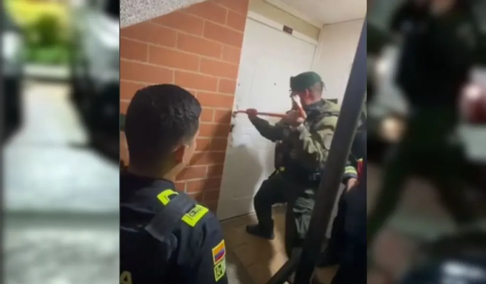 En Soacha, Policía evita posible feminicidio: rescate de madre e hija 2 En Soacha, Policía evita posible feminicidio: rescate de madre e hija En Soacha, la rápida acción de la Policía Nacional evitó una tragedia. Una mujer y su hija fueron rescatadas de un apartamento en la comuna 3, donde estaban retenidas y amedrentadas por un sujeto, quien fue capturado en flagrancia tras enfrentarse a los uniformados.