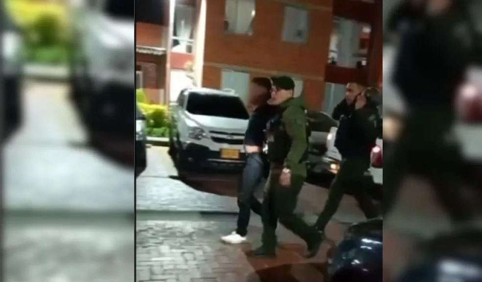 En Soacha, Policía evita posible feminicidio: rescate de madre e hija 1 En Soacha, Policía evita posible feminicidio: rescate de madre e hija En Soacha, la rápida acción de la Policía Nacional evitó una tragedia. Una mujer y su hija fueron rescatadas de un apartamento en la comuna 3, donde estaban retenidas y amedrentadas por un sujeto, quien fue capturado en flagrancia tras enfrentarse a los uniformados.