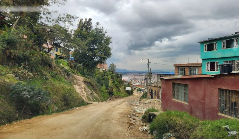 Soacha: William fue atacado a bala dentro de una vivienda en Villa Sandra En una de las calles del barrio Villa Sandra, en la comuna 4 (Cazucá) de Soacha, fue encontrado sin signos vitales William Cosme Prieto, quien fue atacado a tiros en la mañana del miércoles por un sujeto que fue capturado gracias a la rápida reacción de las autoridades.