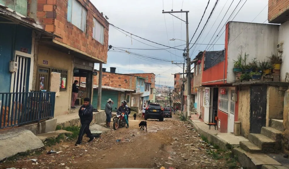 Soacha: crimen de Luz, conocida como 'La Paisa', en La Capilla “¡Mataron a ‘La Paisa’!”, era la frase que corría ayer por las humildes y destapadas calles de la invasión La Capilla, en Soacha, tras el ataque armado que acabó con la vida de una mujer identificada como Luz Guevara.