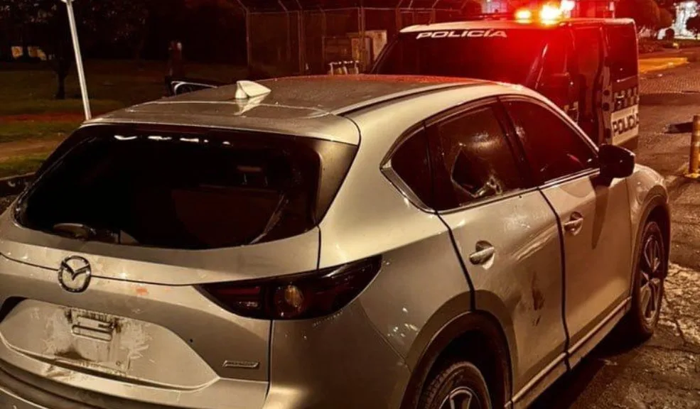Suba: fuerte balacera en Los Lagartos dejó dos heridos La criminalidad en la capital sigue afectando a los ciudadanos y un nuevo ataque armado sacudió el norte de Bogotá. El hecho ocurrió en el sector de Los Lagartos, en Suba, donde delincuentes que se movilizaban en moto dispararon contra una camioneta de alta gama. Dos personas resultaron heridas.