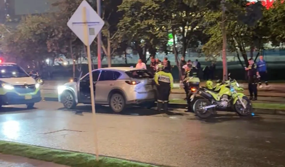 Suba: fuerte balacera en Los Lagartos dejó dos heridos La criminalidad en la capital sigue afectando a los ciudadanos y un nuevo ataque armado sacudió el norte de Bogotá. El hecho ocurrió en el sector de Los Lagartos, en Suba, donde delincuentes que se movilizaban en moto dispararon contra una camioneta de alta gama. Dos personas resultaron heridas.