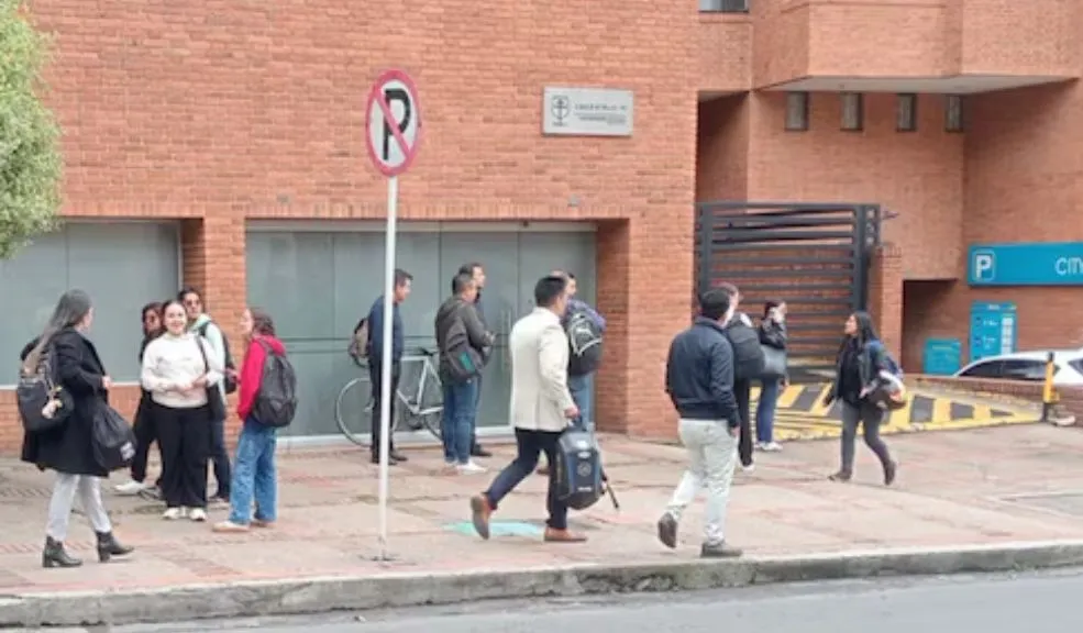 ¡Atención!: Suspenden clases en la Universidad Católica de Bogotá por amenaza de bomba 1 ¡Atención!: Suspenden clases en la Universidad Católica de Bogotá por amenaza de bomba La Universidad Católica de Bogotá entró en alerta por una amenaza de bomba dentro de sus instalaciones, por seguridad de todos la institución anunció la suspensión de clases por el día de hoy.