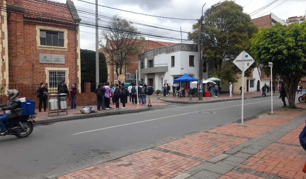¡Atención!: Suspenden clases en la Universidad Católica de Bogotá por amenaza de bomba 2 ¡Atención!: Suspenden clases en la Universidad Católica de Bogotá por amenaza de bomba La Universidad Católica de Bogotá entró en alerta por una amenaza de bomba dentro de sus instalaciones, por seguridad de todos la institución anunció la suspensión de clases por el día de hoy.