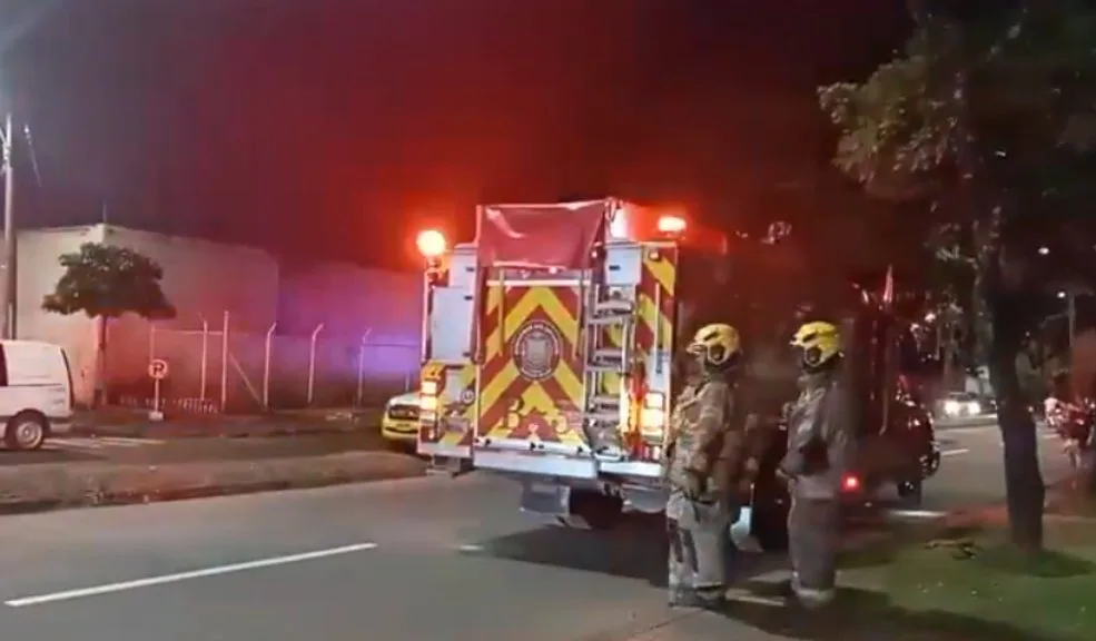 Tensión en Cali: se generó una explosión frente a las instalaciones de RCN Crece la preocupación entre los residentes y trabajadores del barrio Industrial Los Mangos tras una explosión frente a las instalaciones de RCN en Cali. El día anterior, en la misma zona, también se habría lanzado un artefacto explosivo que no logró detonar.