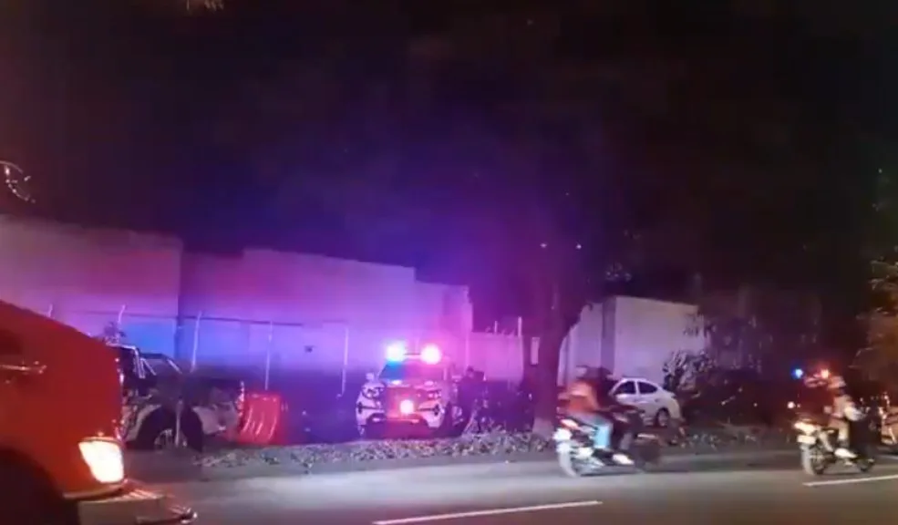Tensión en Cali: se generó una explosión frente a las instalaciones de RCN Crece la preocupación entre los residentes y trabajadores del barrio Industrial Los Mangos tras una explosión frente a las instalaciones de RCN en Cali. El día anterior, en la misma zona, también se habría lanzado un artefacto explosivo que no logró detonar.