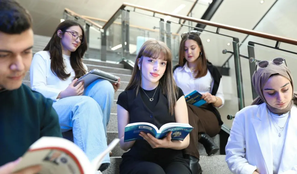 ¿Quiere estudiar? Inscríbase en 'Jóvenes a la E' hasta el 18 de noviembre Bogotá abrió inscripciones para 'Jóvenes a la E', programa que entrega 3.900 becas completas de educación superior. Los interesados pueden postularse gratis hasta el 18 de noviembre.