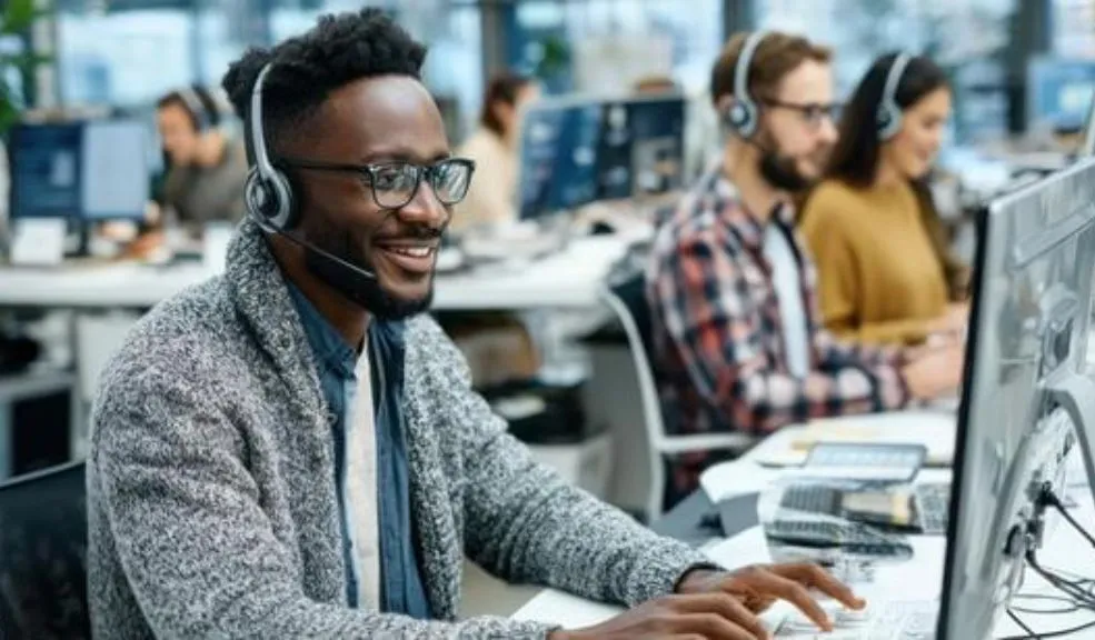 Trabajo si hay, 70 vacantes para call center este 19 de noviembre La Alcaldía abrió 70 cupos para asesores de call center con contrato indefinido y postulación virtual el 19 de noviembre. No piden experiencia y el proceso es gratis y sin intermediarios.