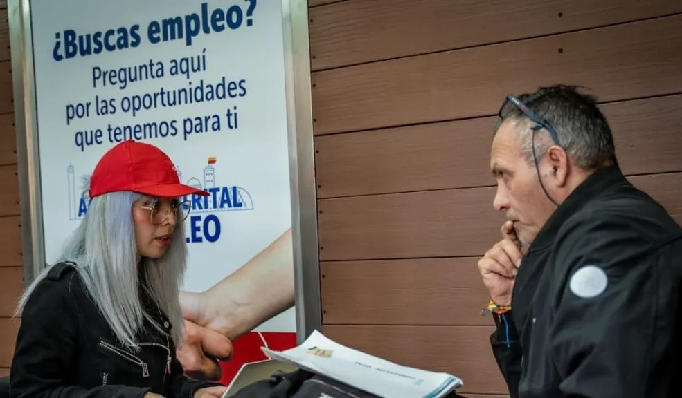 Trabajo si hay, 70 vacantes para call center este 19 de noviembre La Alcaldía abrió 70 cupos para asesores de call center con contrato indefinido y postulación virtual el 19 de noviembre. No piden experiencia y el proceso es gratis y sin intermediarios.