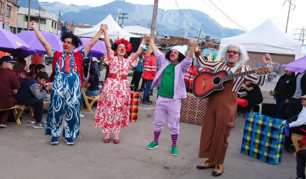 Transformación total de la Calle 19 con Carrera 19: renace el corazón de Los Mártires La olvidada Calle 19 con Carrera 19 resurge: de abandono total a un vibrante espacio lleno de arte y vida comunitaria.
