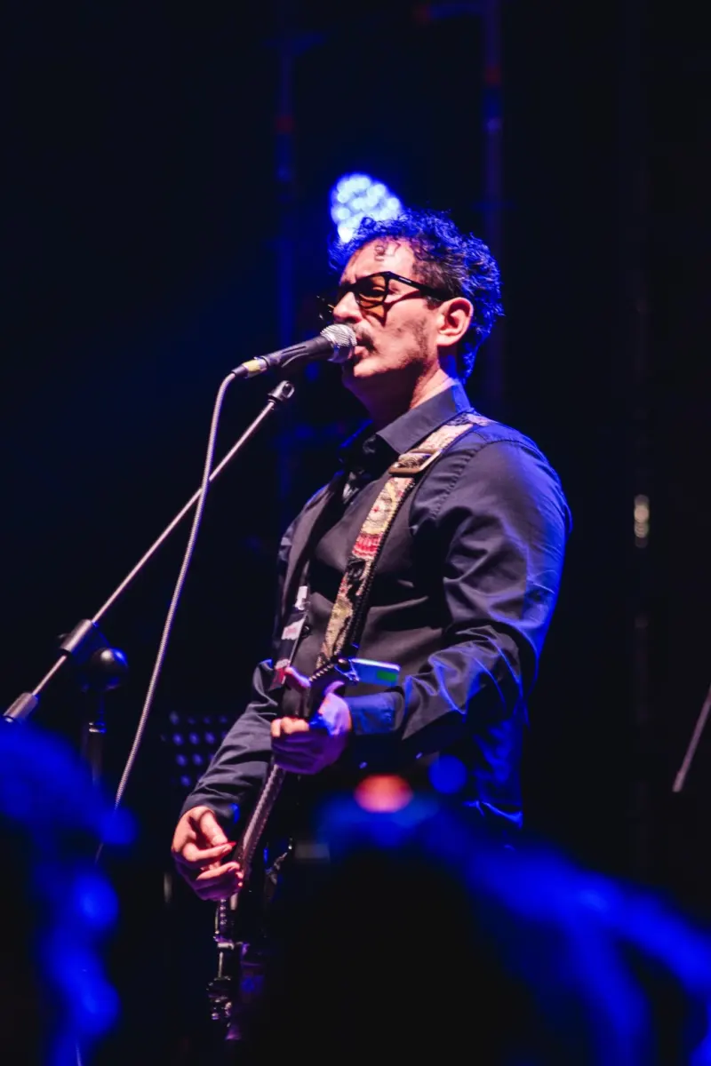 Tranzas cumple 30 años de historia: "Gracias a Colombia recorrimos el mundo" Tranzas se presenta esta noche en Bogotá para celebrar sus 30 años de historia. La banda ecuatoriana tendrá un encuentro especial con sus fans en el Lourdes Music Hall. En este contexto, conversamos con Douglas Bastidas, líder de la agrupación, sobre la importancia fundamental de Colombia en la trayectoria y éxito internacional del grupo.