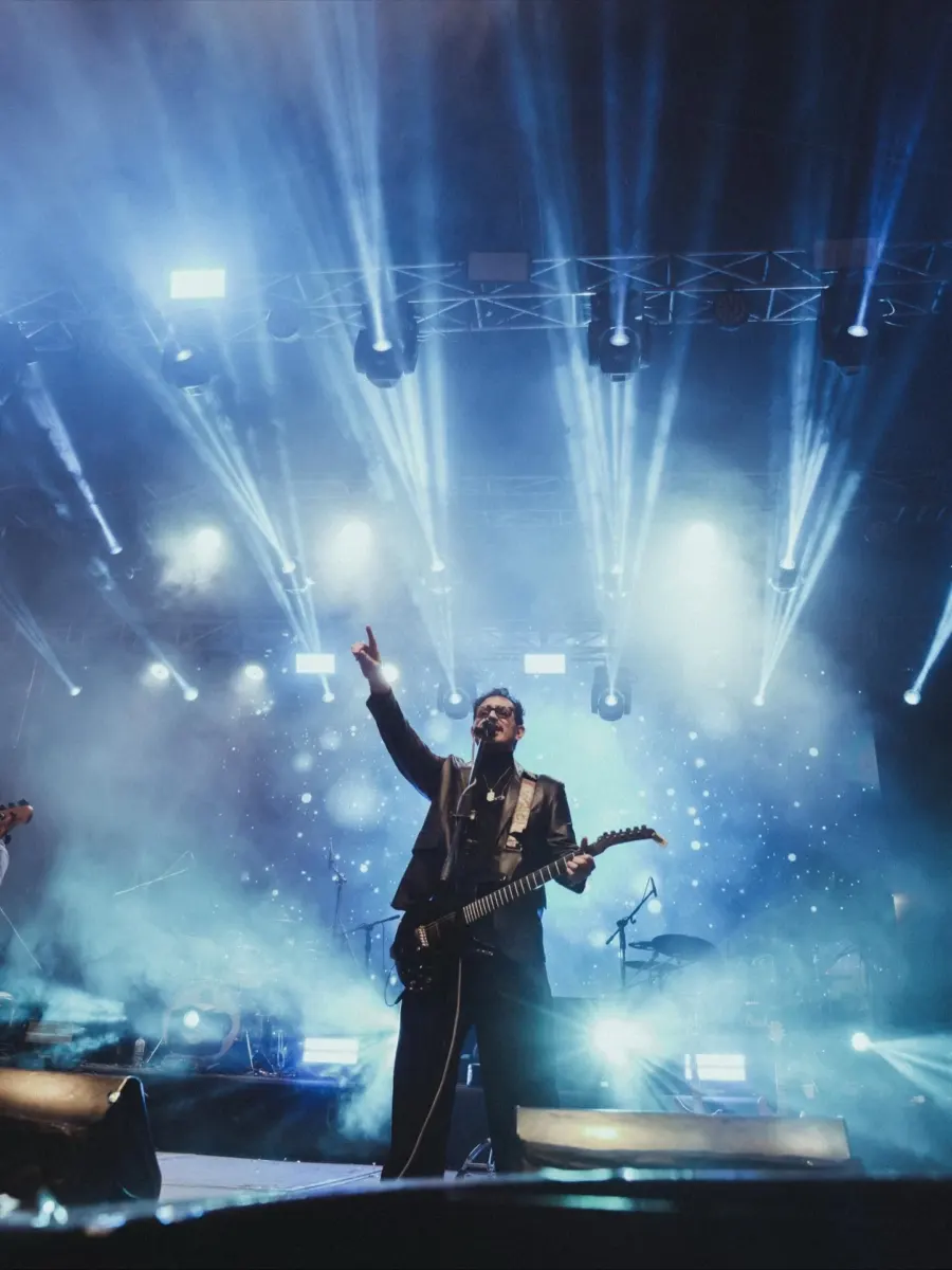 Tranzas cumple 30 años de historia: "Gracias a Colombia recorrimos el mundo" Tranzas se presenta esta noche en Bogotá para celebrar sus 30 años de historia. La banda ecuatoriana tendrá un encuentro especial con sus fans en el Lourdes Music Hall. En este contexto, conversamos con Douglas Bastidas, líder de la agrupación, sobre la importancia fundamental de Colombia en la trayectoria y éxito internacional del grupo.