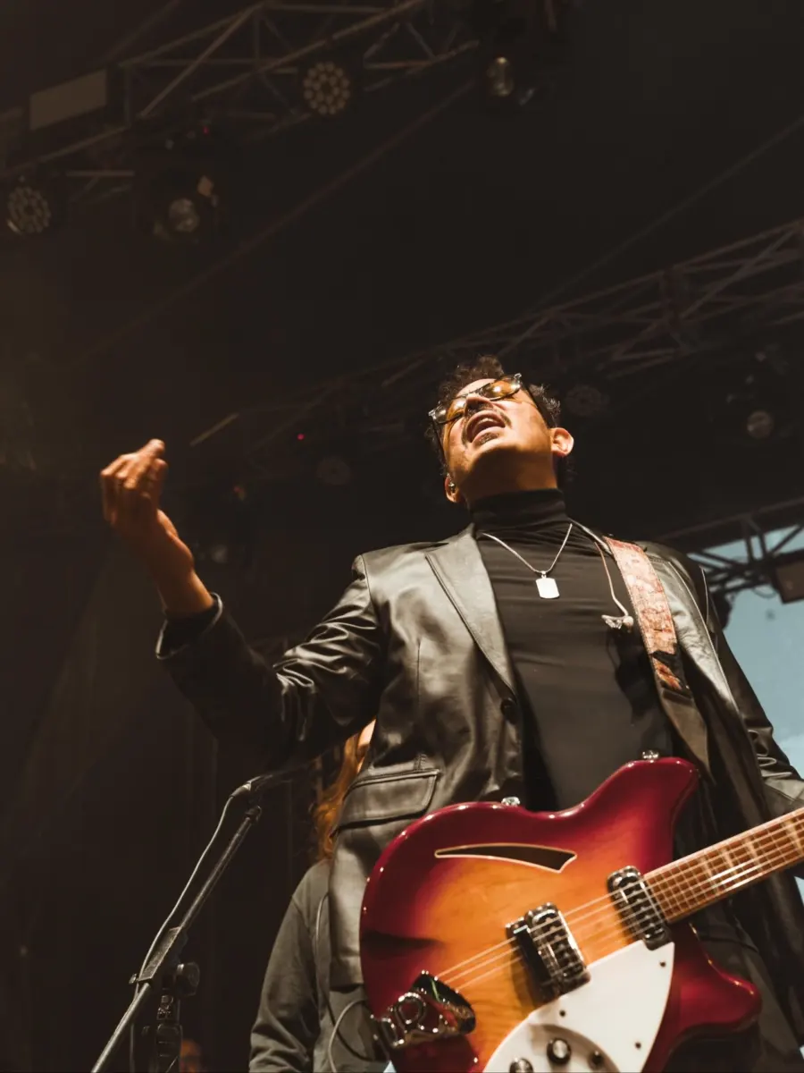 Tranzas cumple 30 años de historia: "Gracias a Colombia recorrimos el mundo" Tranzas se presenta esta noche en Bogotá para celebrar sus 30 años de historia. La banda ecuatoriana tendrá un encuentro especial con sus fans en el Lourdes Music Hall. En este contexto, conversamos con Douglas Bastidas, líder de la agrupación, sobre la importancia fundamental de Colombia en la trayectoria y éxito internacional del grupo.