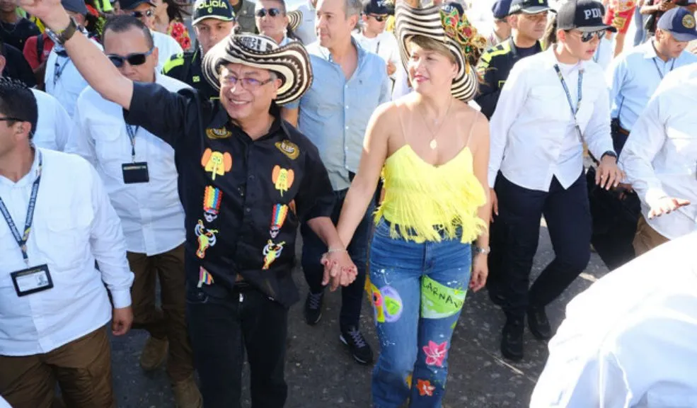 Verónica Alcocer, la Primera Dama que estaría 'viviendo sabroso', como una reina, en Suecia Un medio de comunicación sueco reveló información detallada sobre la presunta vida de lujos de Verónica Alcocer, Primera Dama de Colombia, en el país nórdico. Ante esta revelación, el presidente Gustavo Petro salió en su defensa.