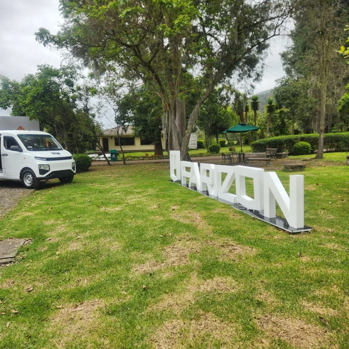 El diésel ya no es inevitable: la electrificación de flotas empresariales redibuja Colombia 7 El diésel ya no es inevitable: la electrificación de flotas empresariales redibuja Colombia El transporte por carretera en Colombia emite 33 millones de toneladas de CO₂ anuales (datos 2021). No es cifra abstracta: es contaminación medible en ciudades como Bogotá, donde vehículos diésel pesados siguen siendo fuente dominante de degradación del aire urbano. Conductores y comunidades respiran esa realidad diaria.
