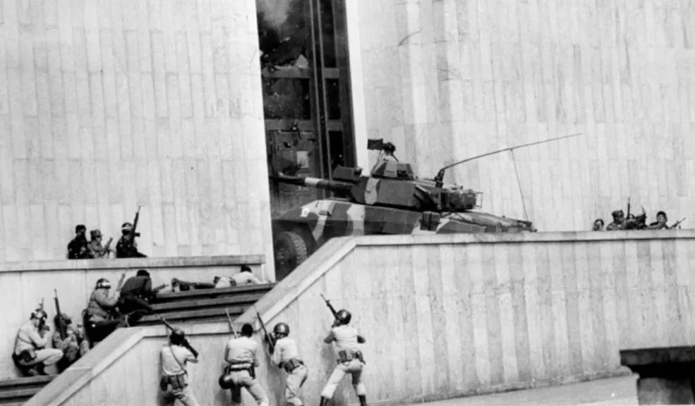 Acusan a nueve exmilitares por presunta tortura durante la toma del Palacio de Justicia La Fiscalía General de la Nación profirió resolución de acusación formal contra nueve exmilitares del Ejército Nacional por la presunta tortura agravada contra once civiles.
