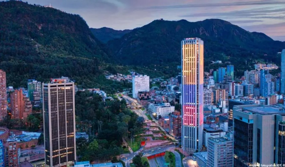 Bogotá ganó premio internacional en la categoría ‘Limpia Nuestro Aire’ Bogotá es ganadora del premio Earthshot en la categoría 'Limpiar nuestro aire' por la reducción progresiva de micropartículas contaminantes y su apuesta por políticas sostenibles en movilidad.