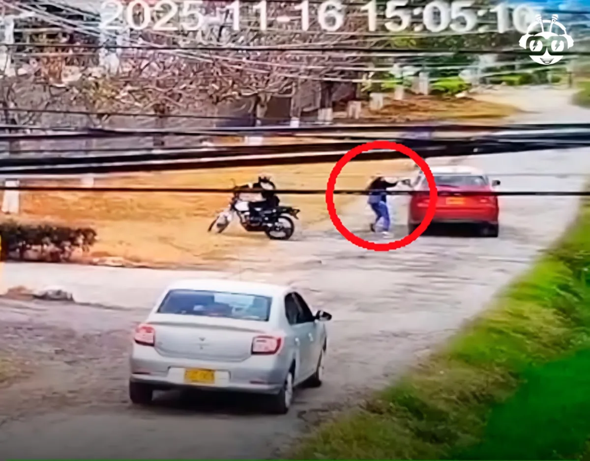 EN VIDEO: hombre fue asesinado en ataque sicarial en Fusagasugá 1 EN VIDEO: hombre fue asesinado en ataque sicarial en Fusagasugá En Fusagasugá quedó grabado en video un ataque sicarial. El conductor de un auto rojo fue abordado por un sujeto, quien sin mediar palabra, le propinó varios impactos de bala. La víctima perdió la vida; sin embargo, la Policía descubrió algo sobre esta. Le contamos.