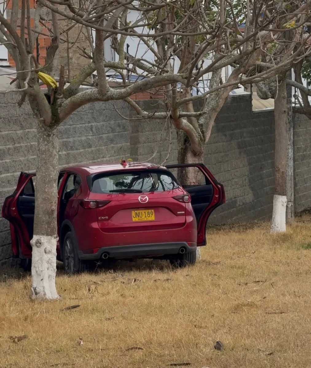 EN VIDEO: hombre fue asesinado en ataque sicarial en Fusagasugá 2 EN VIDEO: hombre fue asesinado en ataque sicarial en Fusagasugá En Fusagasugá quedó grabado en video un ataque sicarial. El conductor de un auto rojo fue abordado por un sujeto, quien sin mediar palabra, le propinó varios impactos de bala. La víctima perdió la vida; sin embargo, la Policía descubrió algo sobre esta. Le contamos.