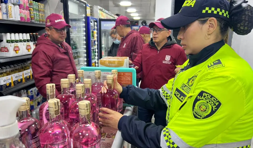 Villa Ema: operativos dejan 3 capturados, 6 locales sellados y licor adulterado incautado En el barrio Villa Ema de la localidad de Bosa se llevó a cabo un operativo que dejó como resultado la captura de tres sujetos, la incautación de cigarrillos y alcohol adulterado, así como el cierre de seis locales comerciales.