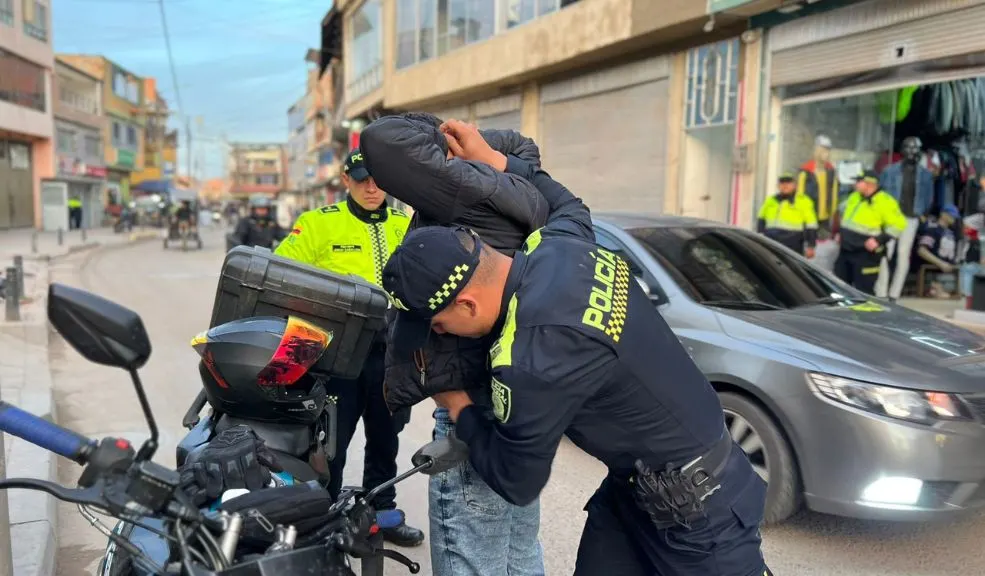 Villa Ema: operativos dejan 3 capturados, 6 locales sellados y licor adulterado incautado En el barrio Villa Ema de la localidad de Bosa se llevó a cabo un operativo que dejó como resultado la captura de tres sujetos, la incautación de cigarrillos y alcohol adulterado, así como el cierre de seis locales comerciales.