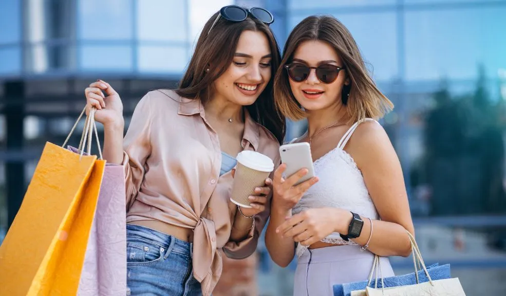 ¡Ahora sí! Llegó el Black Friday y con él, una jornada de Bogotá Despierta Con la llegada del Black Friday este 28 de noviembre se da oficialmente inicio a la temporada navideña para comerciantes y compradores que aprovechan los descuentos. Para que todos puedan beneficiarse de los 'precios de locura', la capital vivirá una jornada de Bogotá Despierta, en la que algunos establecimientos extenderán su horario de atención hasta la medianoche.