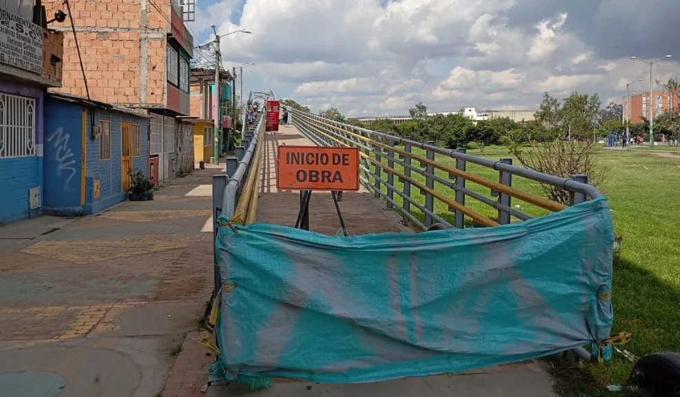 ¡Por fin! Después de innumerables denuncias, inician las obras en el puente peatonal Getsemaní en Bosa La comunidad de Bosa celebra el inicio de las obras en el puente peatonal Getsemaní, después de años de denuncias, incluida la hecha por Q'HUBO Bogotá junto a Armando Calle hace más de un año. La obra tendrá una duración de 8 meses y un costo cercano a los $1.540 millones de pesos.