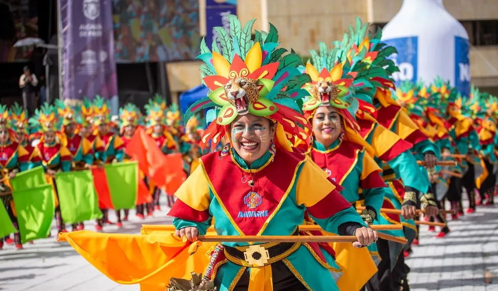 ¡Salga de la rutina! Asista al Carnaval de Negros y Blancos en la capital Lo leyó bien, el tradicional Carnaval de Negros y Blancos de Pasto se toma la capital para que todos los rolos salgan de la rutina y vivan una experiencia inolvidable en medio de comparsas, baile, música y alegría. El espacio tendrá acceso libre y se puede asistir en familia.