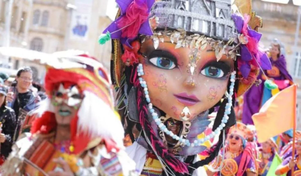 ¡Salga de la rutina! Asista al Carnaval de Negros y Blancos en la capital 2 ¡Salga de la rutina! Asista al Carnaval de Negros y Blancos en la capital Lo leyó bien, el tradicional Carnaval de Negros y Blancos de Pasto se toma la capital para que todos los rolos salgan de la rutina y vivan una experiencia inolvidable en medio de comparsas, baile, música y alegría. El espacio tendrá acceso libre y se puede asistir en familia.