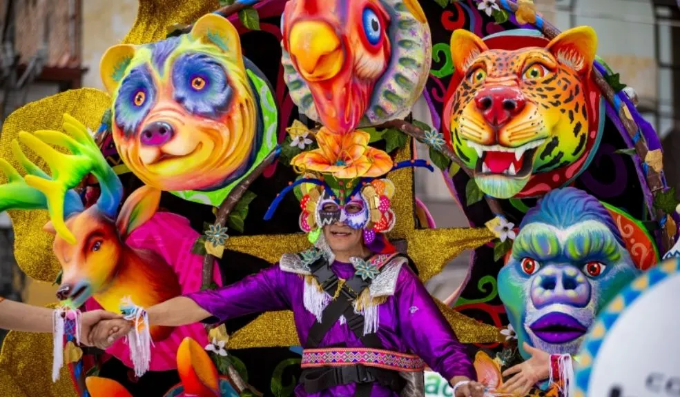 ¡Salga de la rutina! Asista al Carnaval de Negros y Blancos en la capital 1 ¡Salga de la rutina! Asista al Carnaval de Negros y Blancos en la capital Lo leyó bien, el tradicional Carnaval de Negros y Blancos de Pasto se toma la capital para que todos los rolos salgan de la rutina y vivan una experiencia inolvidable en medio de comparsas, baile, música y alegría. El espacio tendrá acceso libre y se puede asistir en familia.