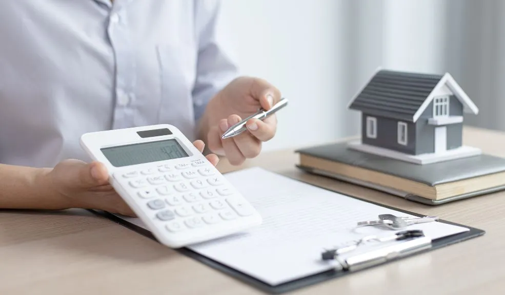 ¿La cuota inicial le impide comprar vivienda? El FNA ya no se la pedirá 1 ¿La cuota inicial le impide comprar vivienda? El FNA ya no se la pedirá Uno de los factores que detienen la compra de una vivienda es la cuota inicial, dado que en muchas ocasiones esto significa, dependiendo del tipo de vivienda y su valor, una inversión inicial inmediata de 15 o 20 millones. Para que más personas puedan acceder a su hogar propio, el FNA dejó de lado este requisito y está dispuesto a financiar el 100% del inmueble.