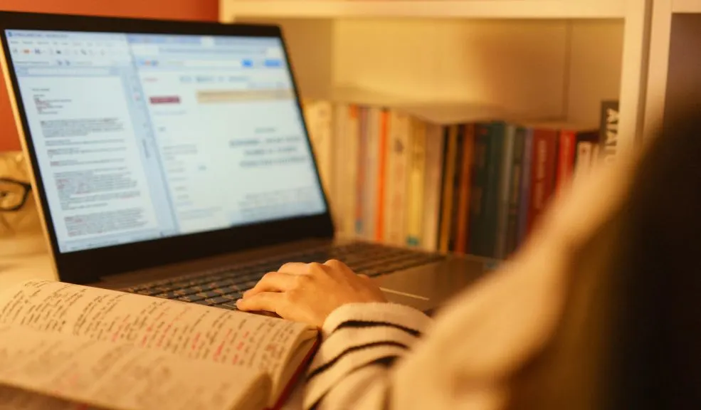 ¿Quiere continuar sus estudios? Acceda a becas de hasta el 100 % Las inscripciones para estudios de especialización y maestría tendrán descuentos de hasta el 100 % para población vulnerable, comunidades indígenas, negras, afrodescendientes, raizales y palenqueras. Asimismo, se otorgarán descuentos para personas que hayan votado en las últimas elecciones.