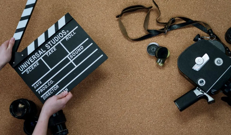 ¿Quiere volverse un teso escribiendo? Acceda al taller gratuito de escritura cinematográfica Si le apasiona el cine, la escritura o siempre ha tenido curiosidad por crear una escena como en sus películas o series favoritas, esta es la oportunidad perfecta para hacerlo a través de un taller gratuito de escritura cinematográfica.
