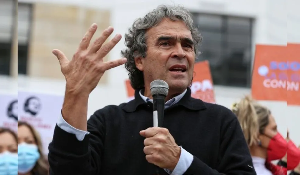 '31 Minutos' le pidió a Sergio Fajardo no usar su imagen en campaña presidencial 1 '31 Minutos' le pidió a Sergio Fajardo no usar su imagen en campaña presidencial "Funa" del programa chileno '31 minutos' a Sergio Fajardo por usar su imagen indebidamente en su campaña política. El acto del aspirante a la presidencia fue catalogado como una falta de respeto “y un uso completamente ilegal de la marca y sus personajes”.