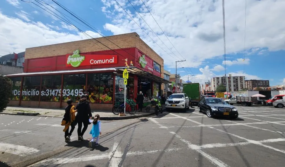 Sicariato en Usaquén: un hombre fue asesinado dentro de su propio local Un hecho de violencia generó consternación en el barrio Santa Teresa, localidad de Usaquén, tras el asesinato de Andrés David Tocora Olaya, administrador de un local comercial.