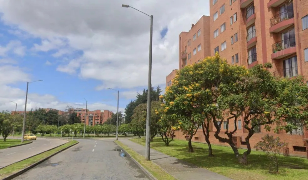 Ataque armado en Fontibón: motociclista fue asesinado a tiros frente a un conjunto 1 Ataque armado en Fontibón: motociclista fue asesinado a tiros frente a un conjunto Un hombre identificado como Fabián Alberto Cantillo Cadena de 30 años, fue asesinado a tiros en Modelia, Fontibón.