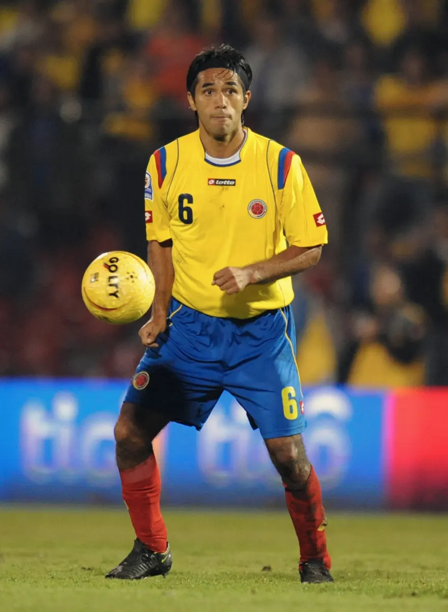 Fabián Vargas: “No jugaba solo por dinero, quería ganarlo absolutamente todo” En diálogo con Q'HUBO, el futbolista Fabián Vargas —quien creció en el barrio Policarpa y se convirtió en el bogotano más exitoso en su disciplina— habló sobre su destacada carrera. La entrevista incluyó temas como su paso por Boca Juniors, sus experiencias con la Selección Colombia y anécdotas en la élite del fútbol.