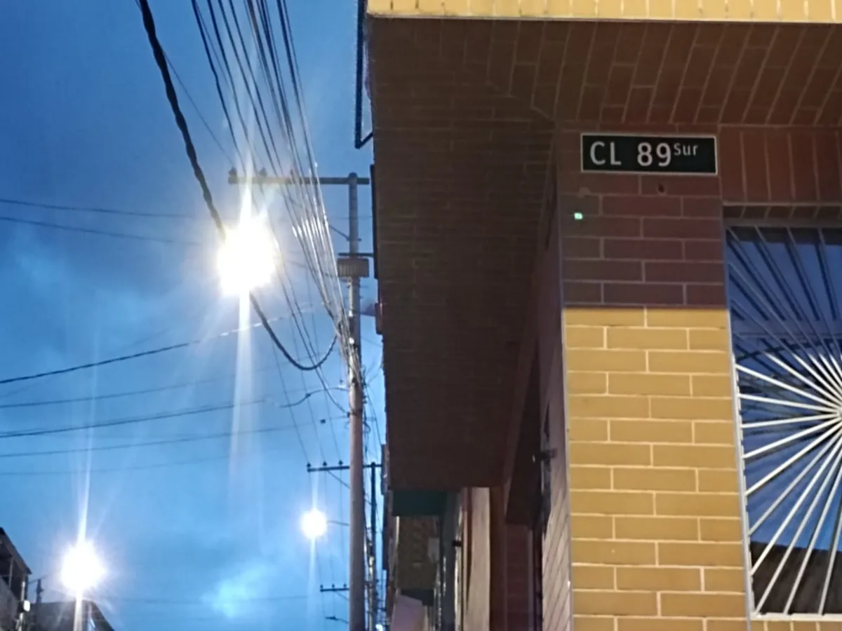 En Usme: camión se volcó en calle del barrio Alfonso López Un grave accidente se registró este viernes en el barrio Alfonso López de la localidad de Usme. Un camión que, al parecer, transportaba carga, se volcó en plena vía.