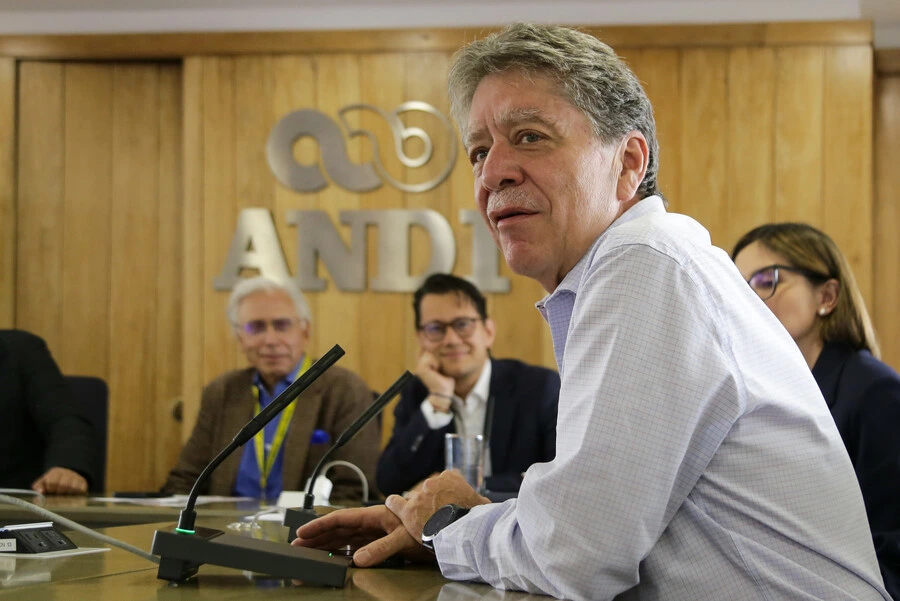 La Andi sobre el aumento del salario mínimo: "Es uno de los mayores actos de populismo" La Asociación Nacional de Empresarios de Colombia (Andi) cuestionó el aumento del salario mínimo a $2.000.000 anunciado por el Gobierno, cifra que ya contempla el auxilio de transporte.